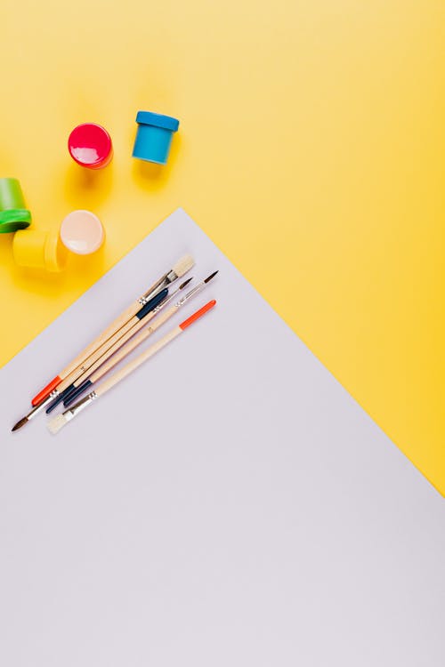 Foto profissional grátis de espaço do texto, flatlay, materiais de coloração