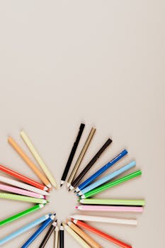 彩色铅笔排列成一个充满活力的圆圈，适合创意项目