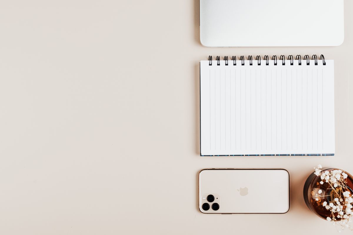 Плоска композиция с iPhone и бележник