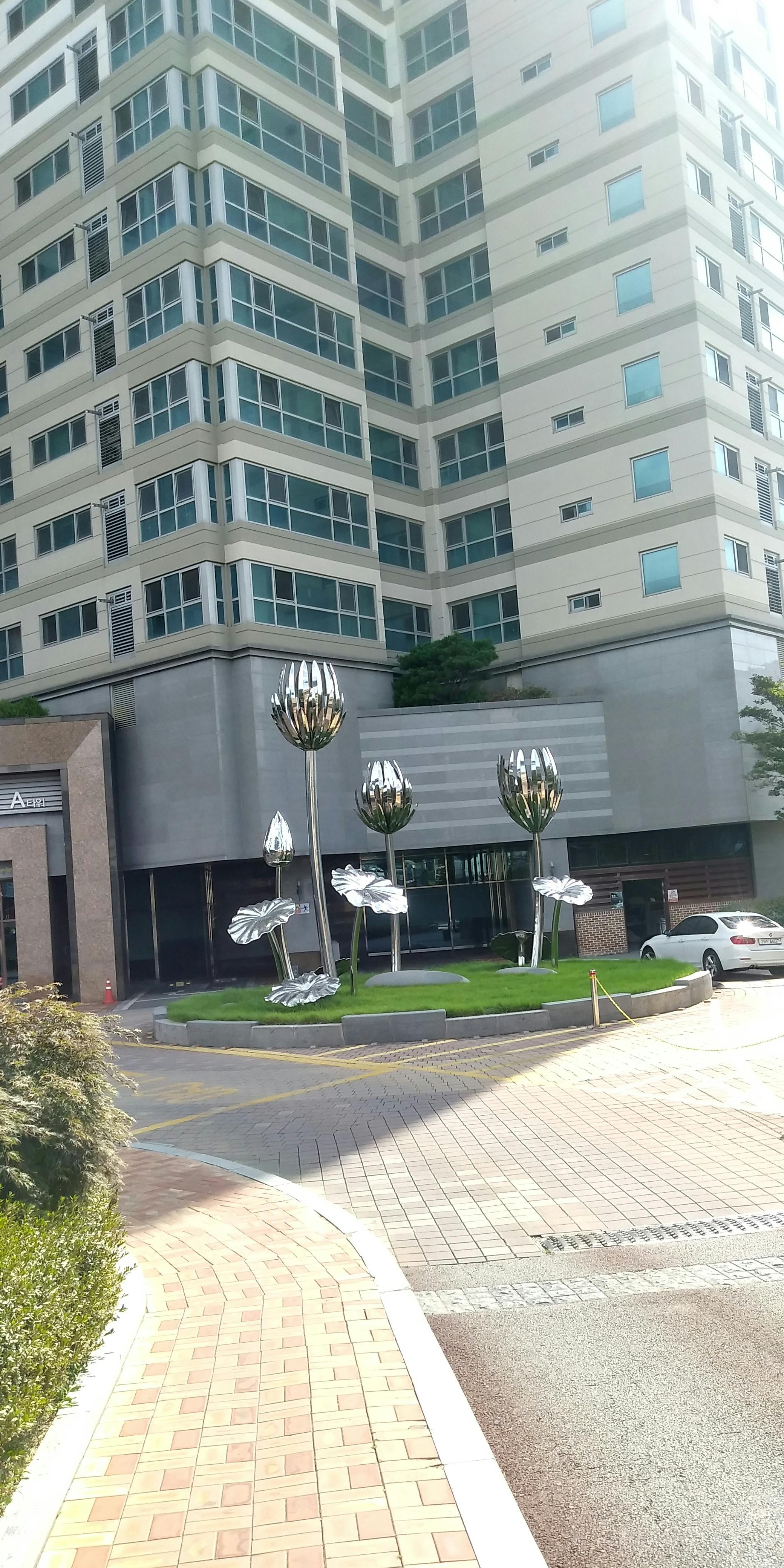 Athletes racing on a sandy course, reminiscent of Survivor physical challenges