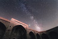 伊朗库姆古砖拱门上方的银河系景色迷人