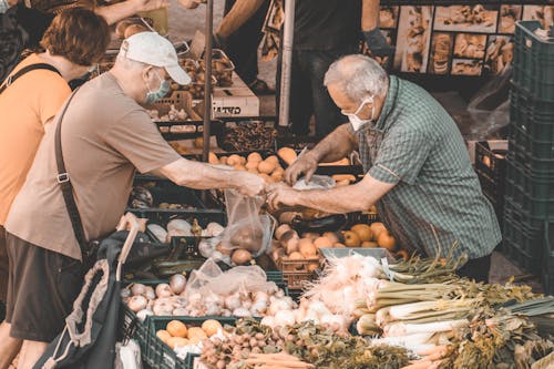 Foto d'estoc gratuïta de adult gran, agricultura, bosses de la compra