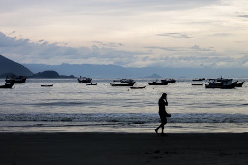 Foto profissional grátis de água, alvorecer, barcos