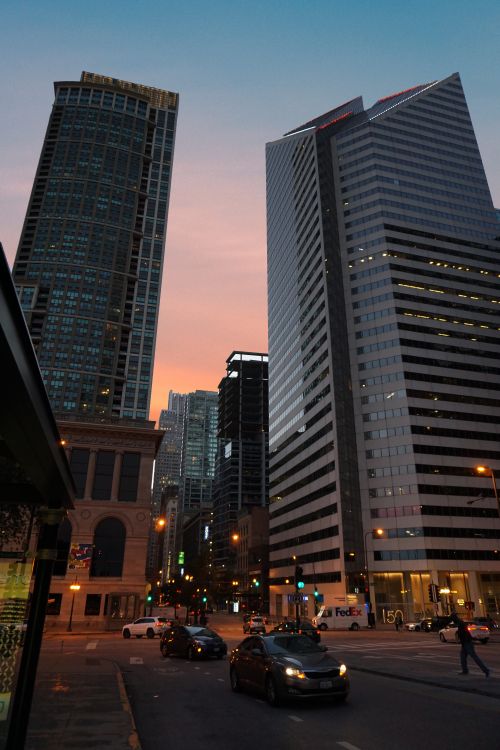 Free A vibrant cityscape of skyscrapers and streets in Chicago at dusk, showcasing urban life. Stock Photo
