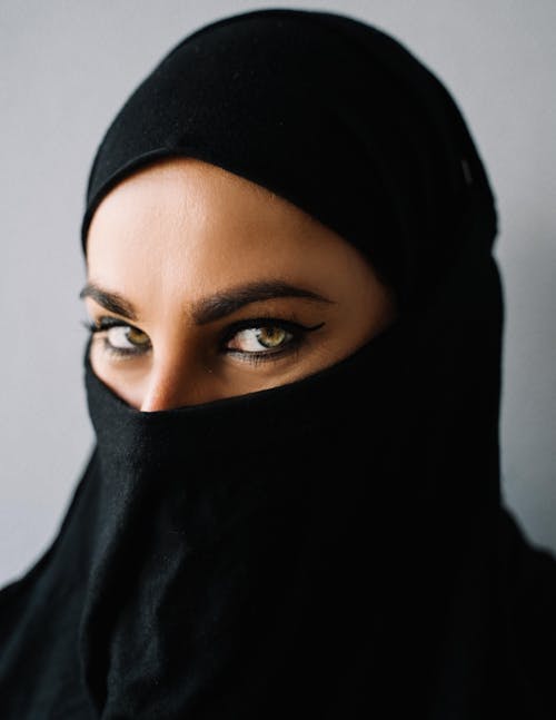 Eine Frau In Einem Schwarzen Halben Niqab