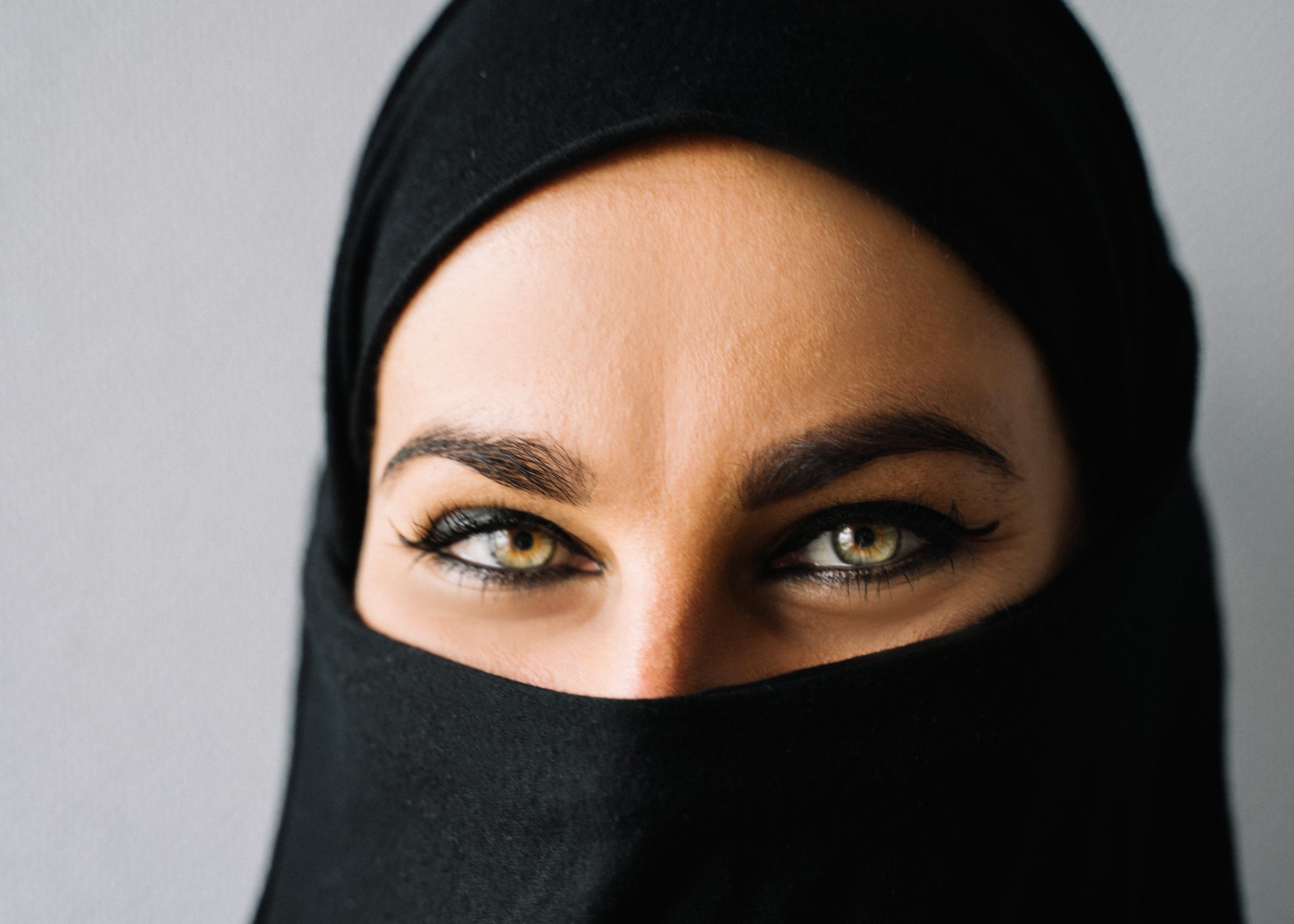 The Spiritual Discipline of Lowering Your Gaze: Practical Strategies for Modesty in a Visual World