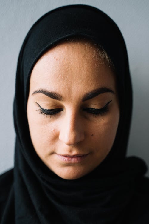 Gratis arkivbilde med arabisk kvinne, kvinne, lukkede øyne