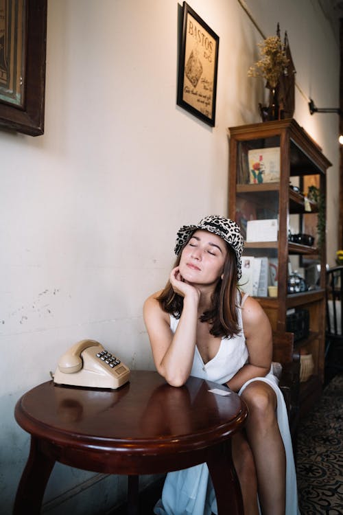 Mujer, En, Blanco, Camiseta Sin Mangas, Sentado, En, Silla