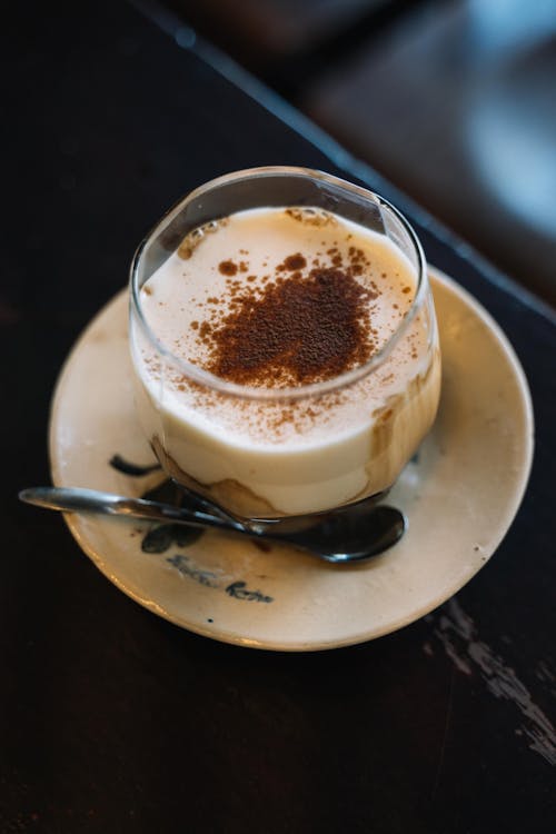 Gelas Minum Bening Dengan Cairan Coklat