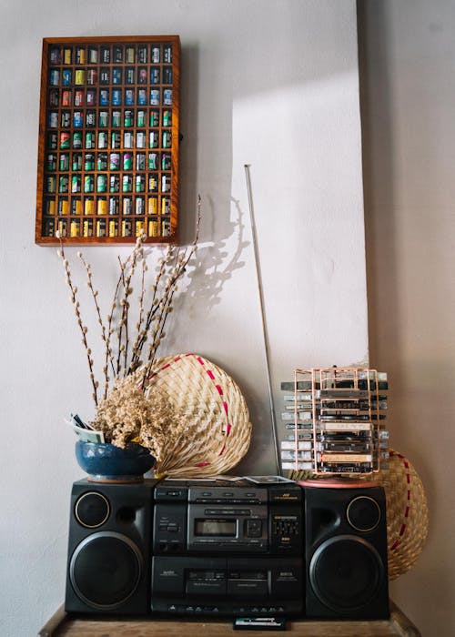 бесплатная Черное радио рядом с коричневой плетеной корзиной Стоковое фото