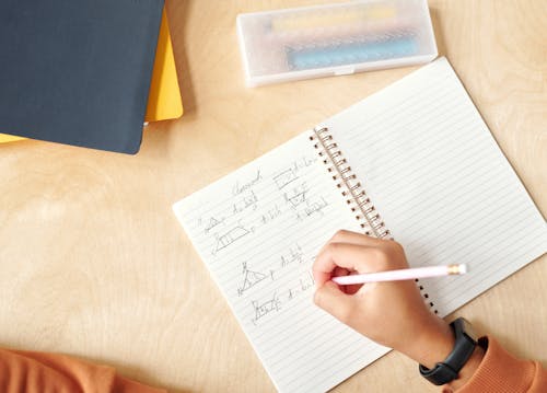 Caderno Branco Com Caneta Na Mesa