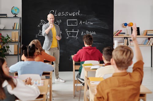 Insegnante Che Pone Una Domanda Alla Classe