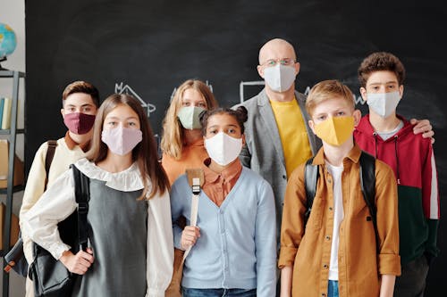 3 Frauen Mit Weißer Und Gelber Maske