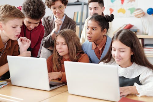 Gruppe Von Personen, Die Auf Dem Stuhl Vor Dem Tisch Sitzen