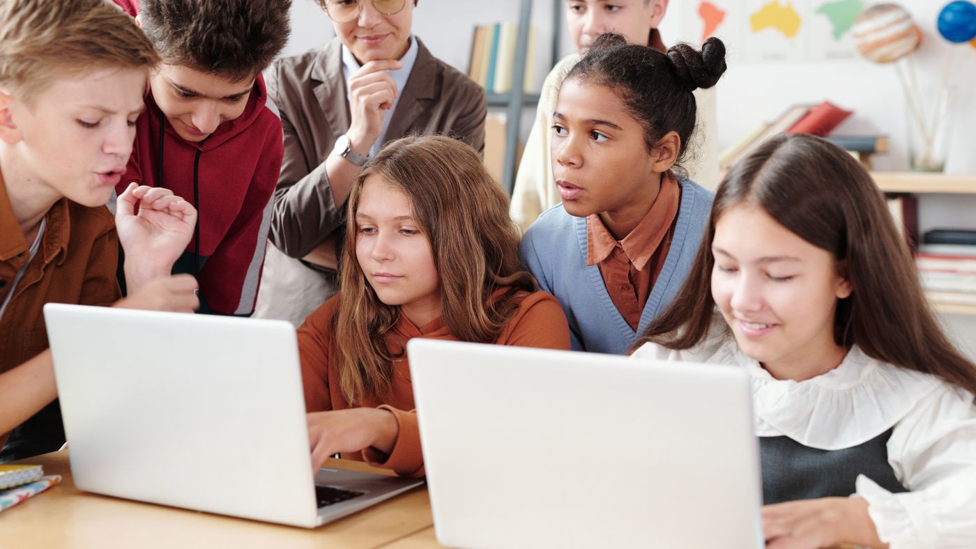 Kids' First Laptops: Chromebook vs Windows 11 (Real Battery Test)
