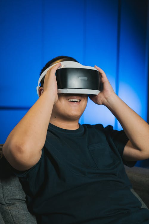 Free A Man Using a Virtual reality Headset Stock Photo