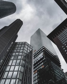 法兰克福金融区时尚现代摩天大楼的低角度景观