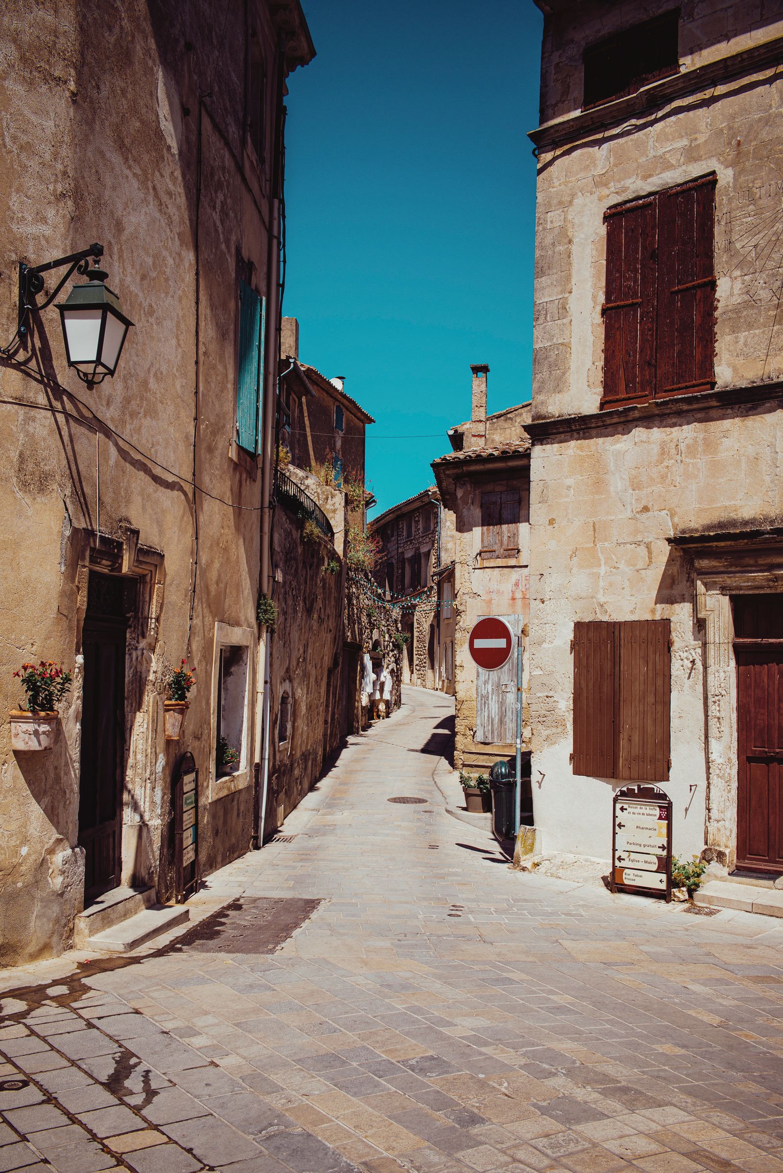 Rue de pierre &agrave; M&eacute;nerbes en Provence