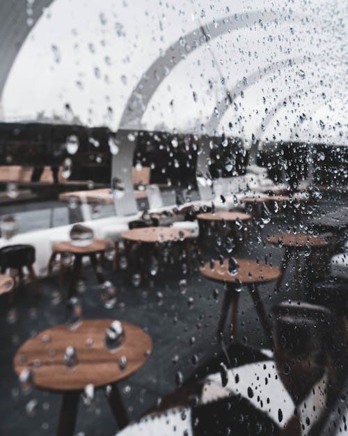 Foto d'estoc gratuïta de cadires, finestra, gotes de pluja