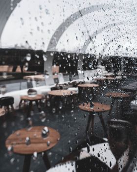 透过覆盖雨点的玻璃，欣赏德国法兰克福的户外座椅