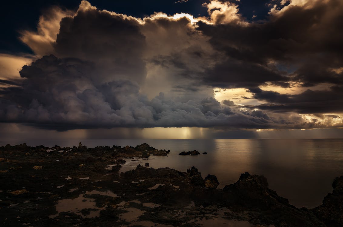 Безкоштовне стокове фото на тему «берег, Буря, вечір»
