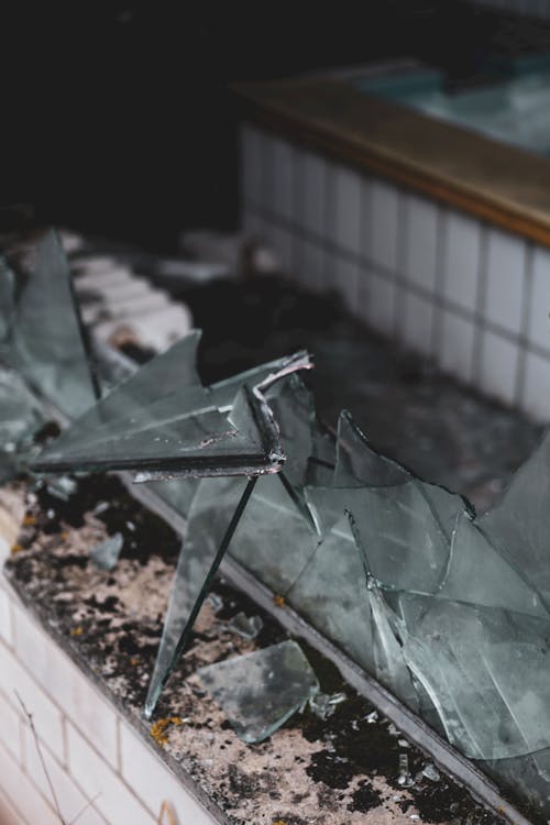 Darmowe zdjęcie z galerii z opuszczony budynek, pionowy strzał, rozbite szkło