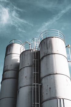 在晴朗的天空下，高大的工业粮仓展示了德国的现代农业基础设施