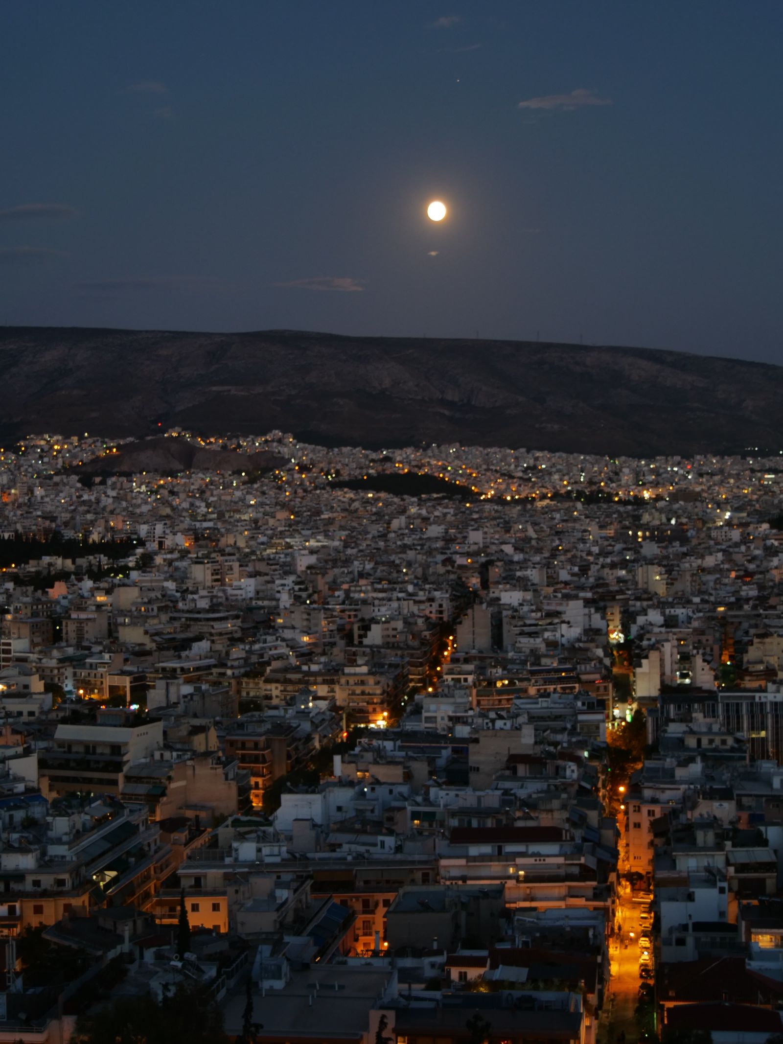 Η Αθήνα φωτισμένη τη νύχτα