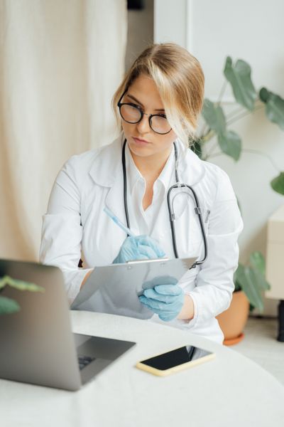 Julia Becker, Dentalhygienikerin
