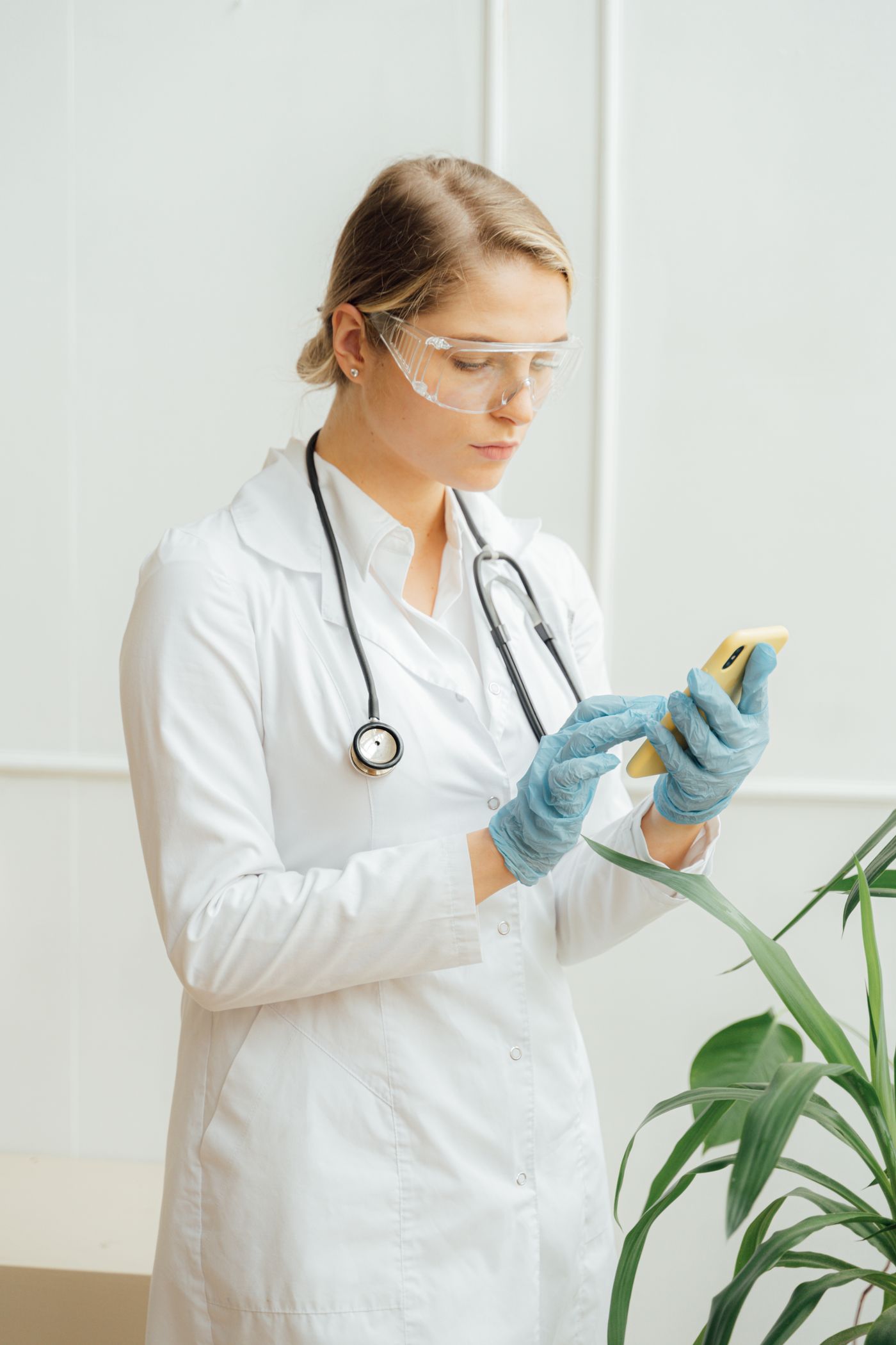 女性醫療人員查看手機，代表數位健康諮詢