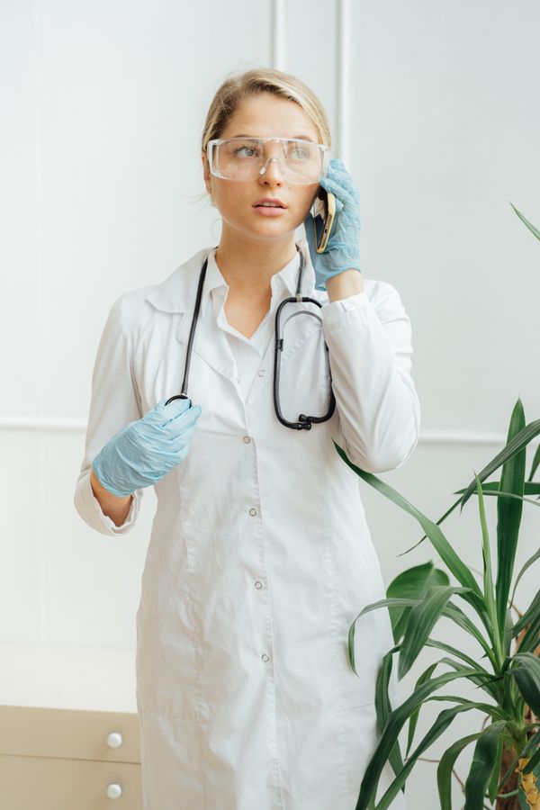 Médico atendendo
