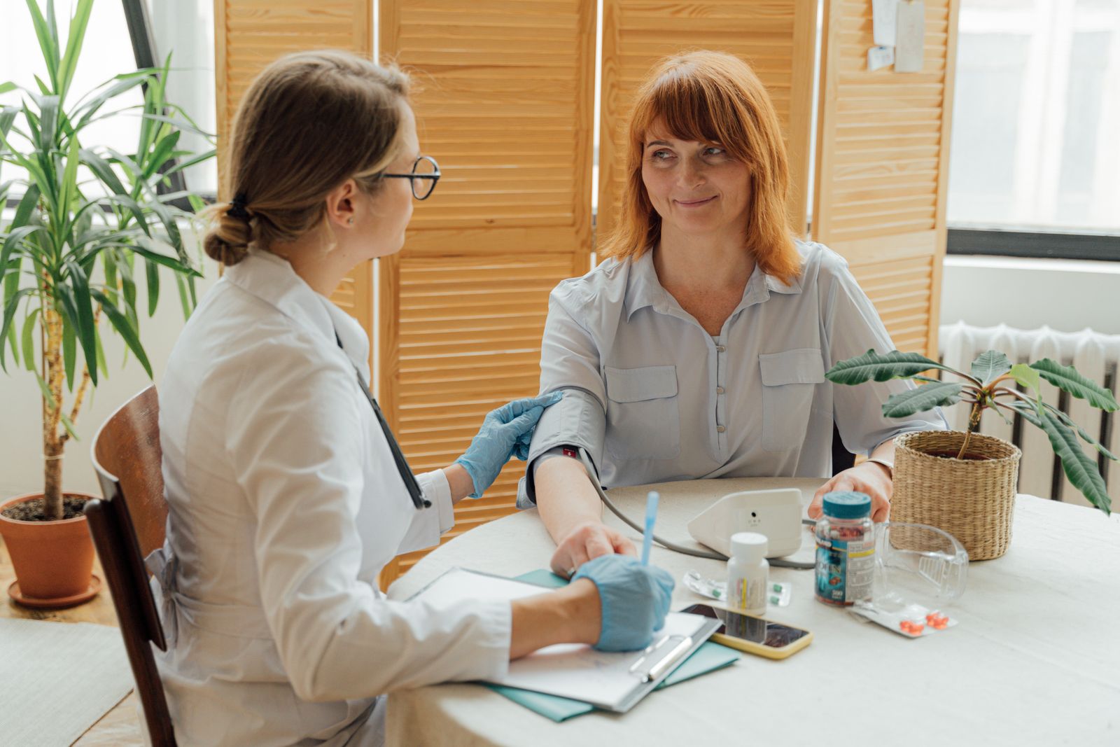 Profesional de salud realizando control de presión arterial