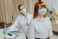 医护人员戴着口罩为患者进行体检