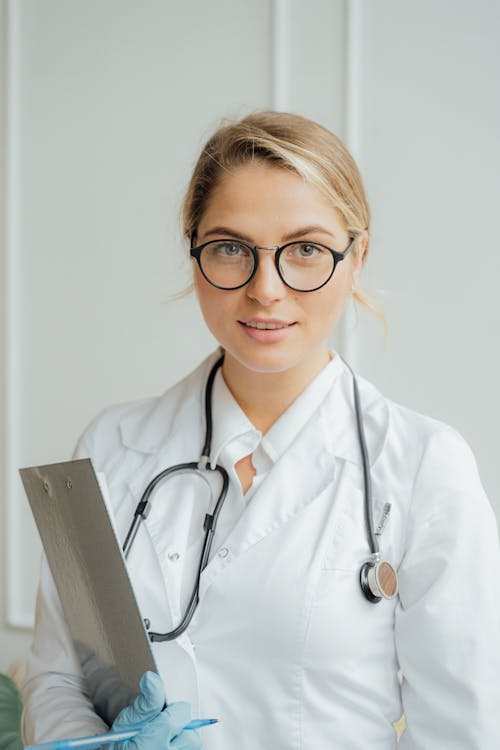Free A Doctor Holding a Clipboard Stock Photo