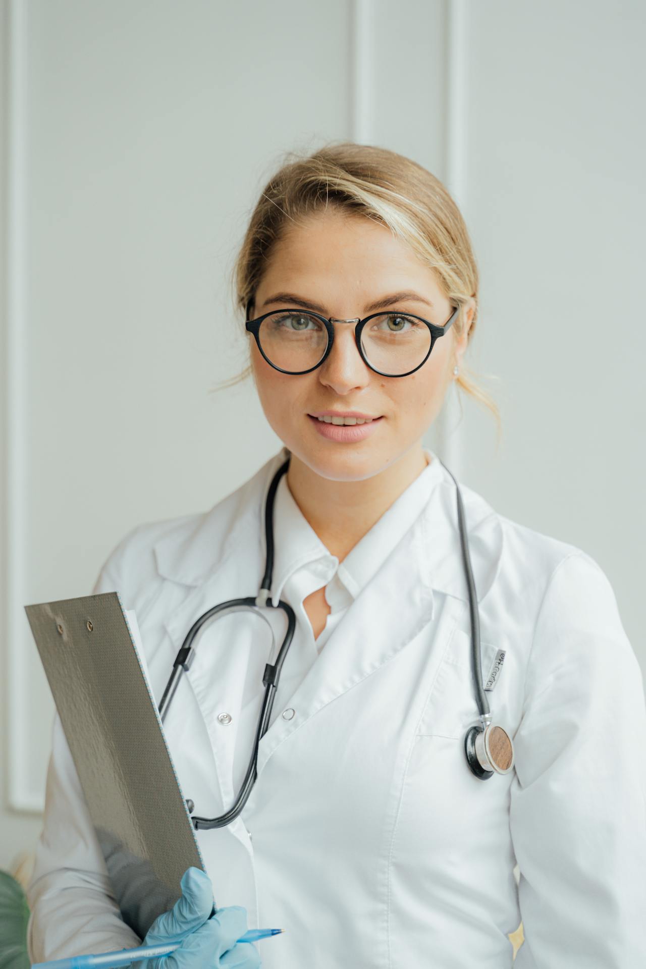 Doctora consultando con paciente en moderna clínica capilar
