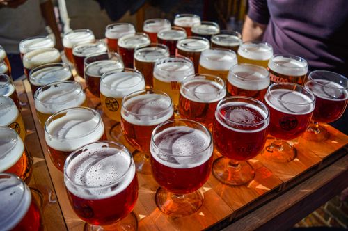 Free From above of crop unrecognizable male client choosing fresh delicious beer from different varieties in street cafe Stock Photo