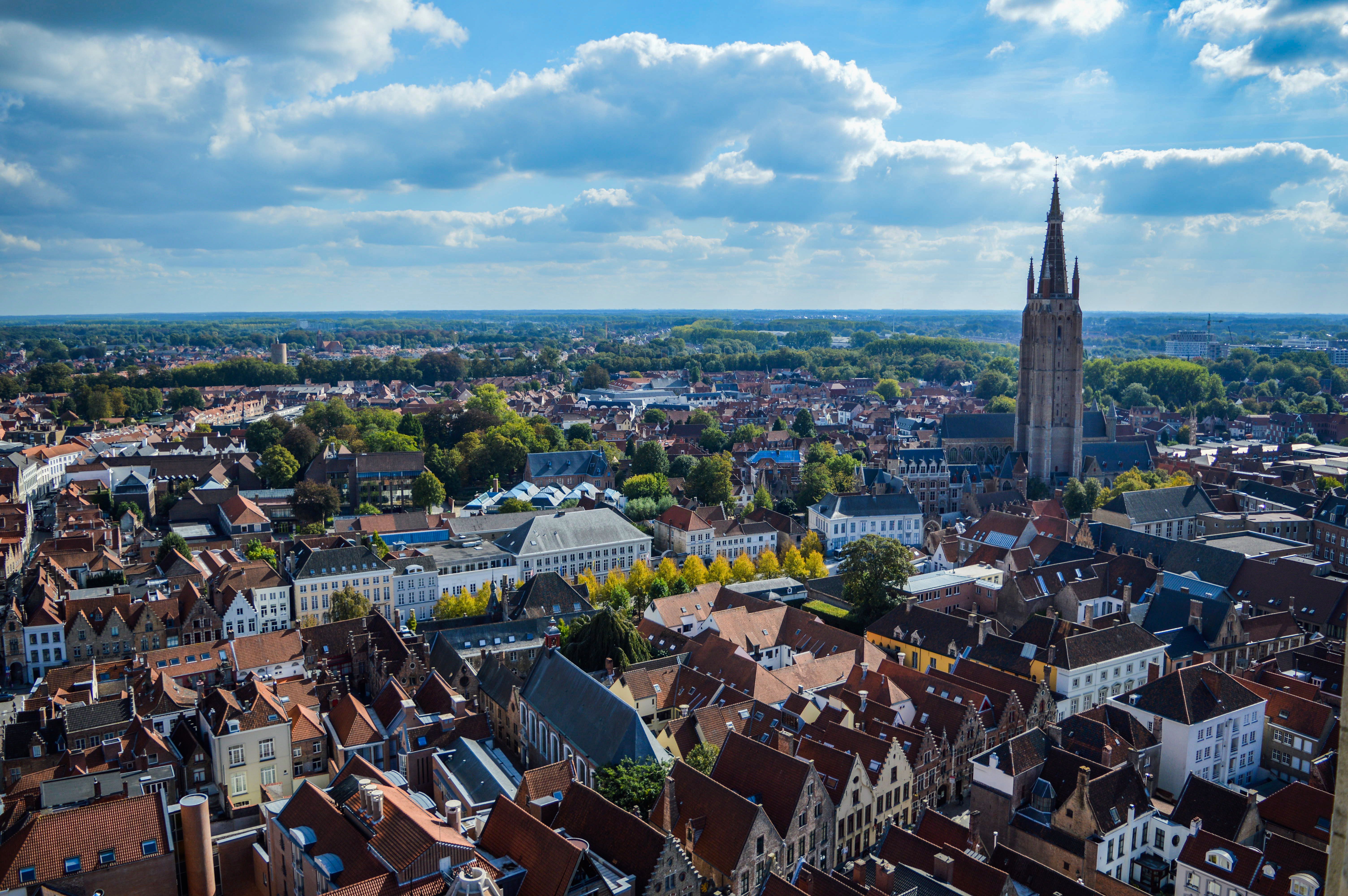 Vue urbaine au crépuscule, à l’image de bruges.