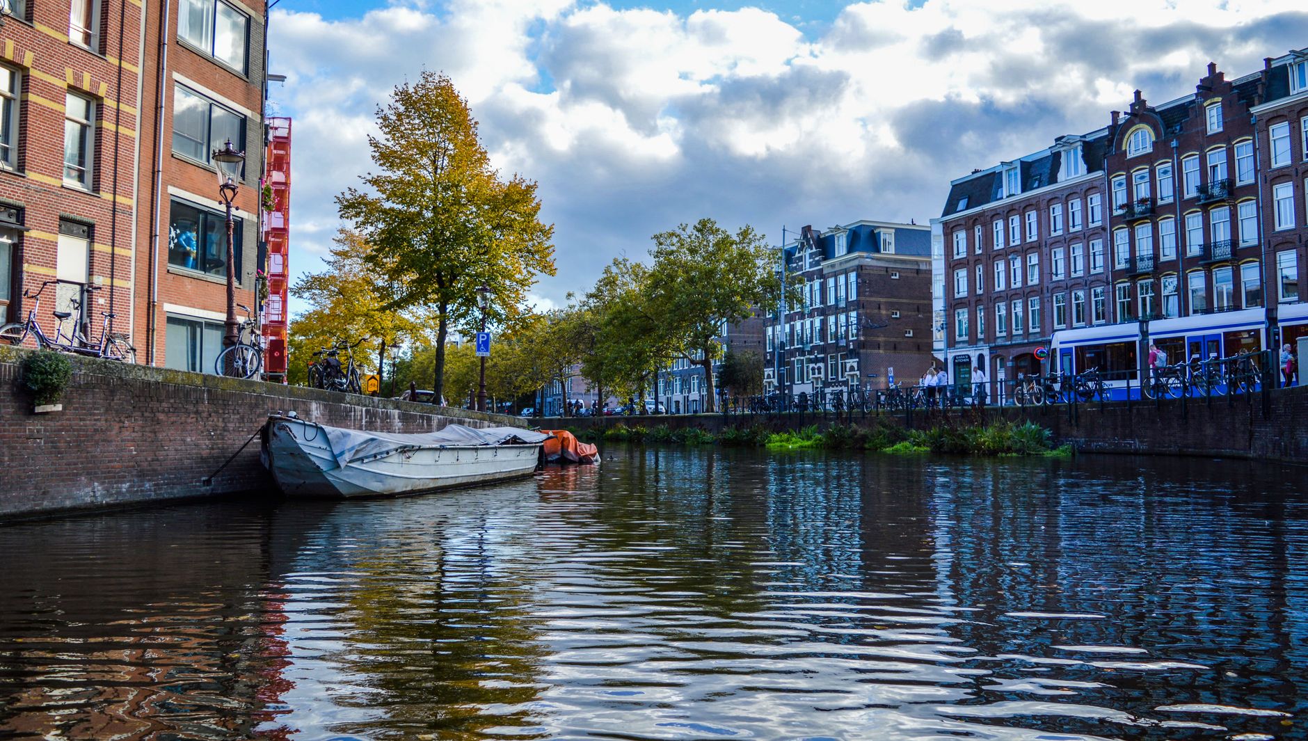 Hollanda'da sonbahar bulutları ve açık gökyüzü