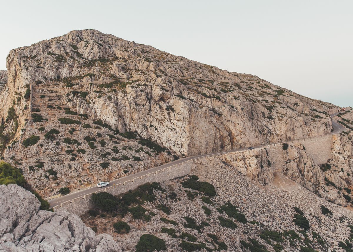 Drum șerpuind printre stânci golașe în masivul Serra de Tramuntana din Mallorca