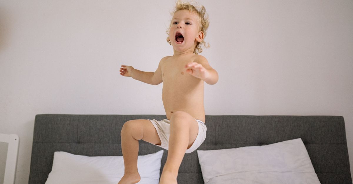 person jumping out of bed with energetic posture, representing the 5-4-3-2-1 launch technique