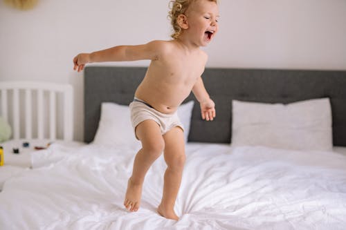 Gratis stockfoto met baby, bed, blij