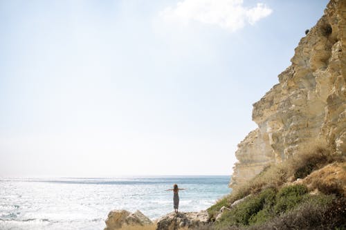 Безкоштовне стокове фото на тему «берег моря, вода, довга сукня»