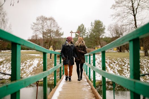 冬天，一对快乐的夫妇一起走在积雪的桥上，表达着爱与幸福