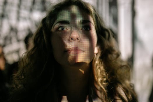 一幅迷人的卷发女性肖像，通过艺术阴影图案增强了表现力