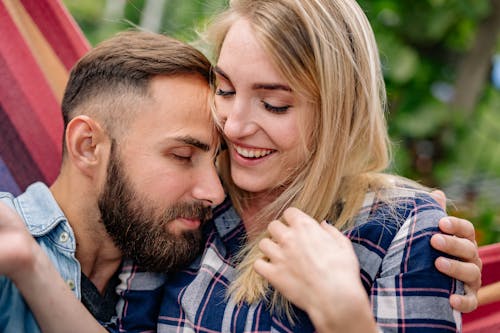 Foto profissional grátis de abraçando, afetuoso, alegre