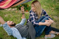 一对快乐的夫妇在户外享受着阳光明媚的一天，他们欢笑、亲密