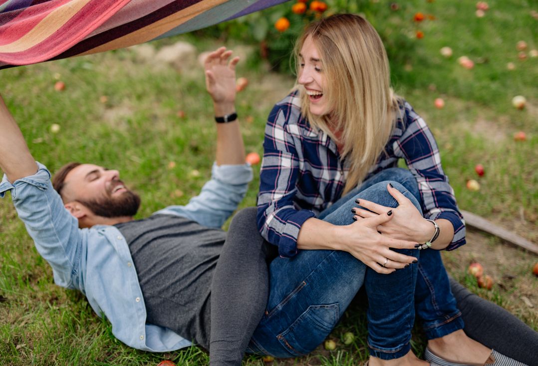 Online dating: starting a conversation on a niche platform