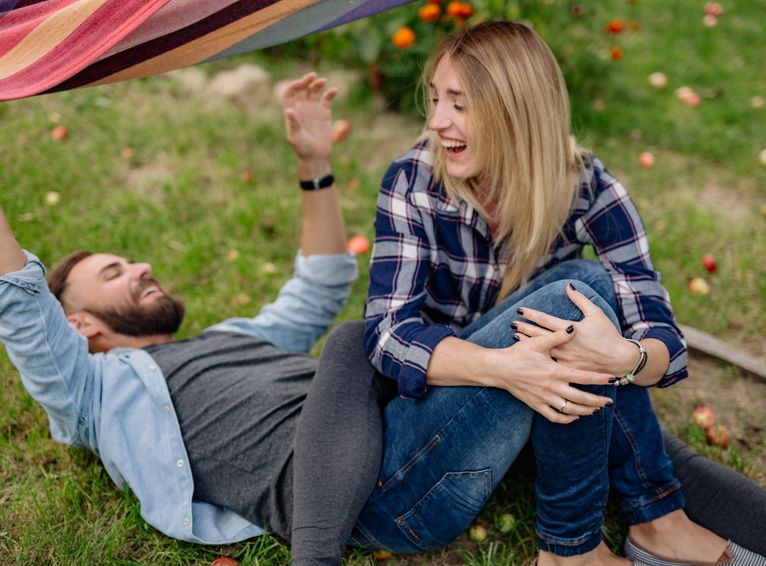 Online dating: starting a conversation on a niche platform
