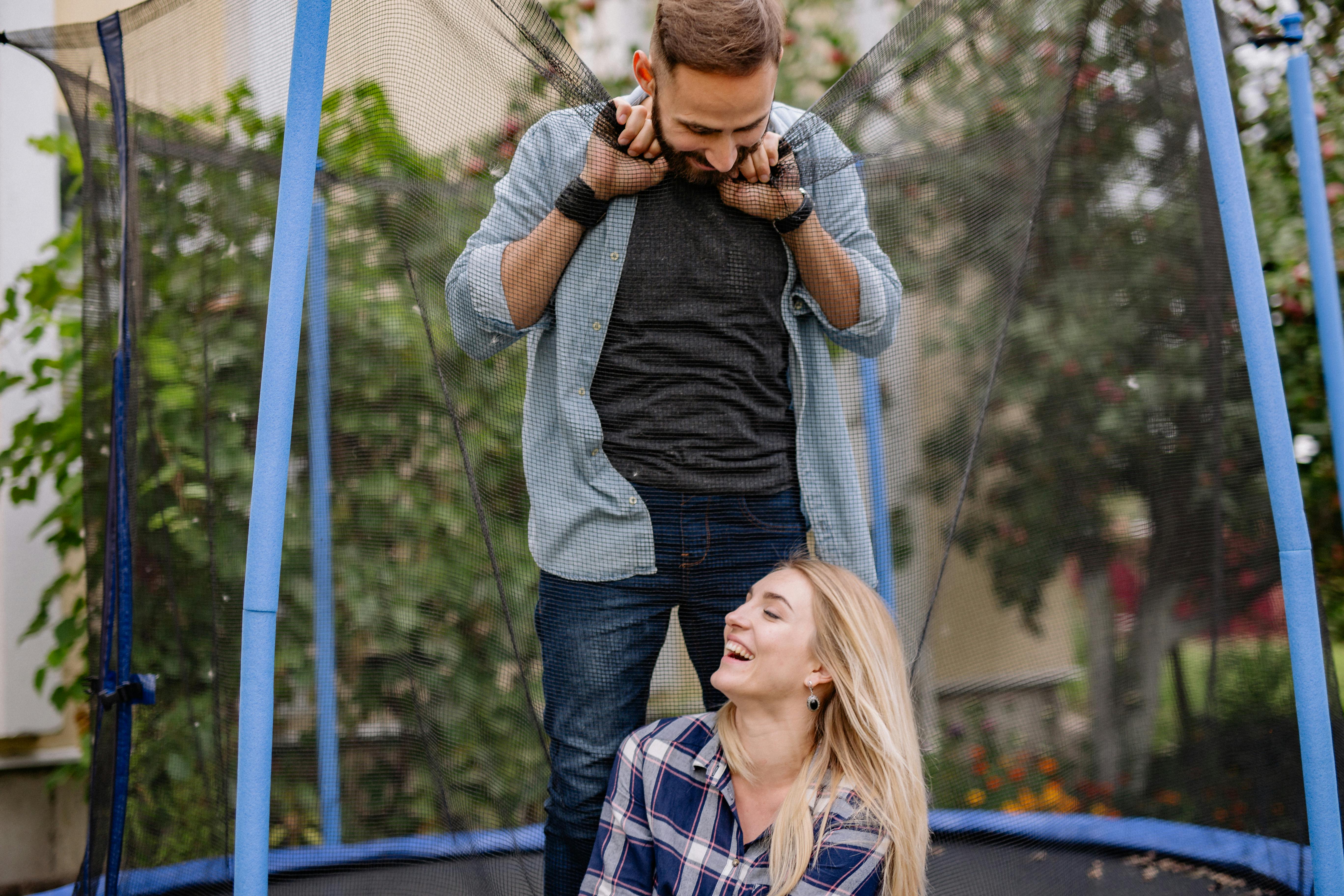 这对幸福的夫妇在户外的蹦床上度过了愉快的时光