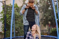 这对幸福的夫妇在户外的蹦床上度过了愉快的时光